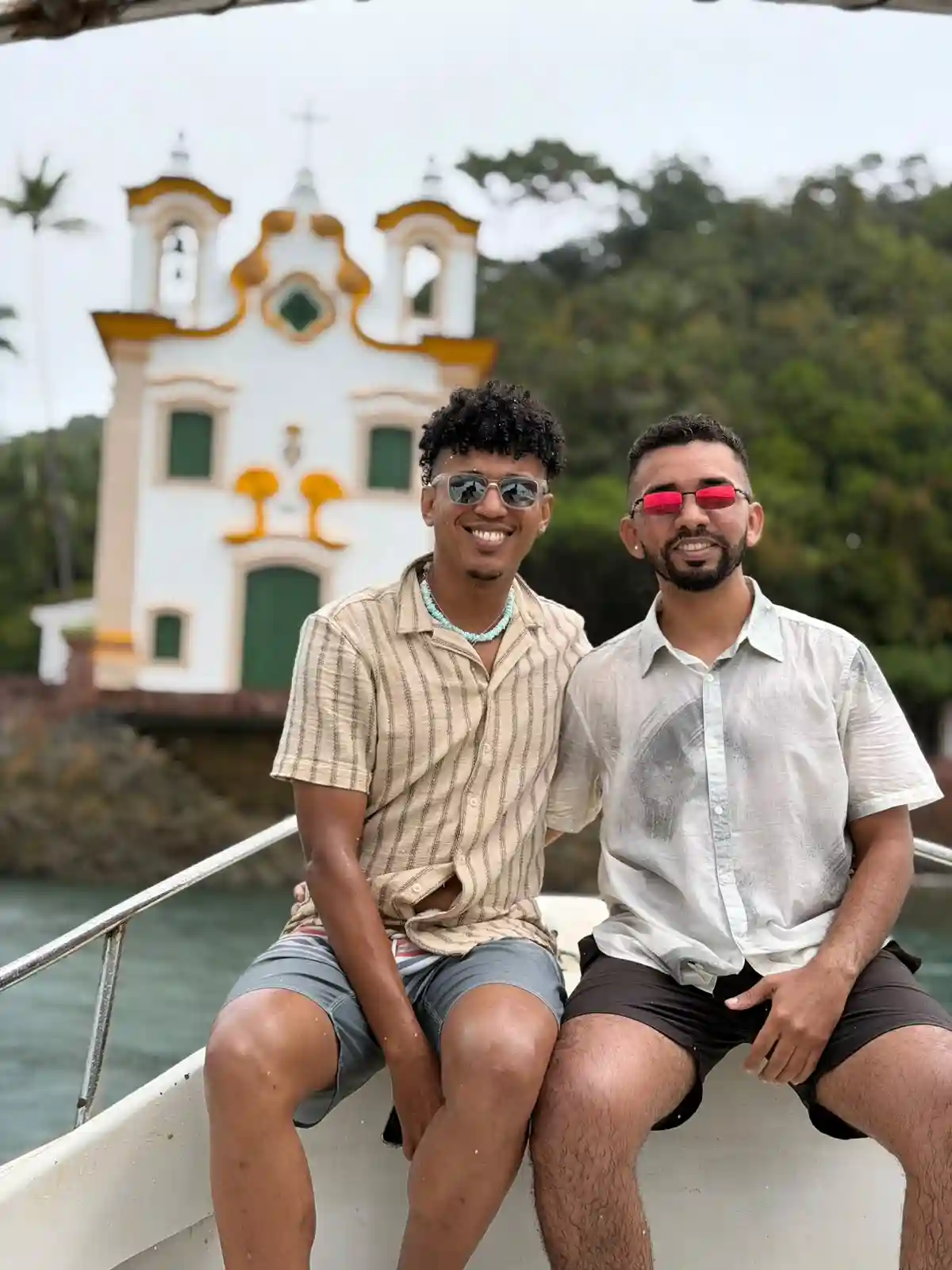 Ilha de Bom Jesus dos Passos e navegação calma na Baía