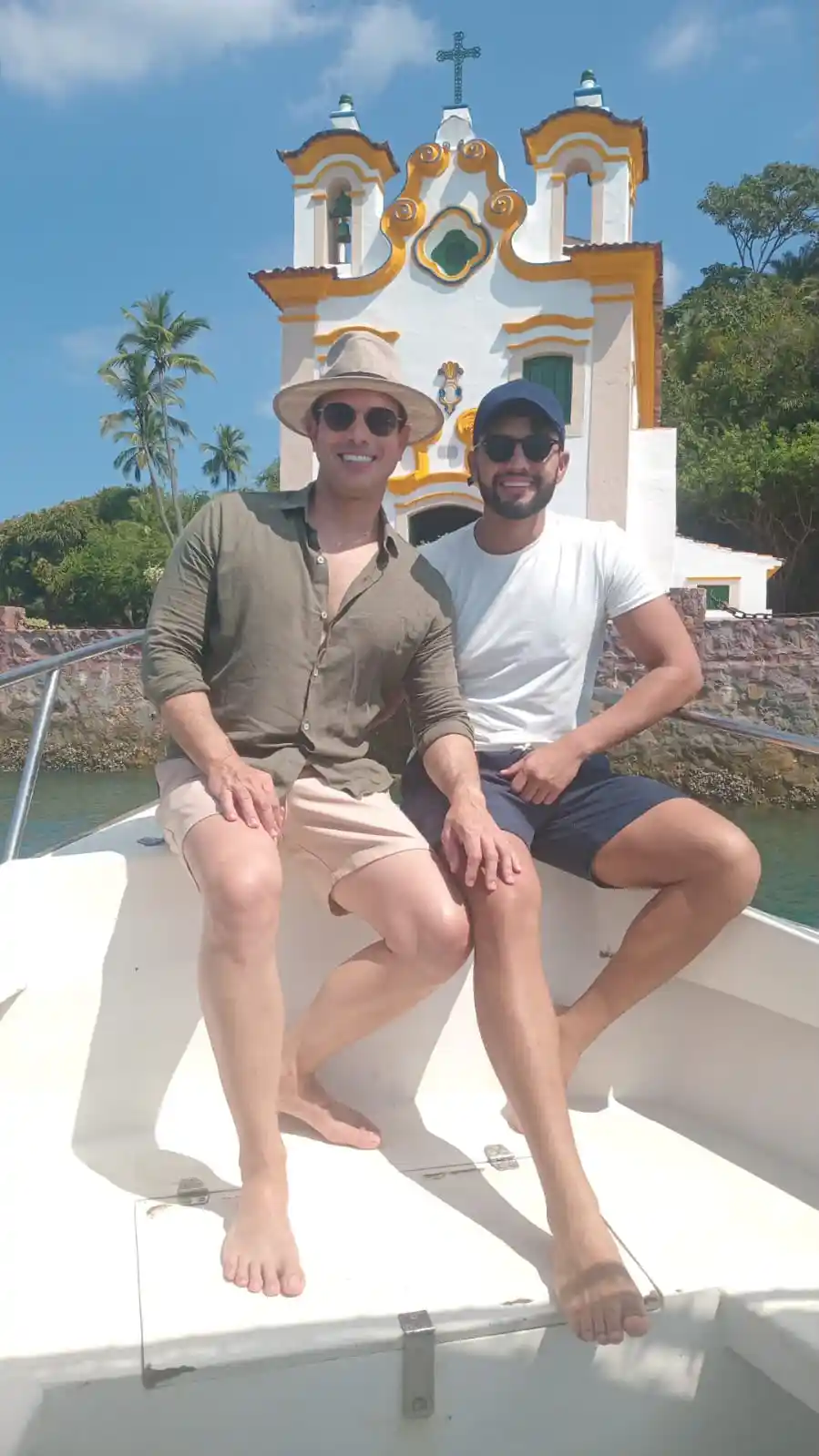 Amigos na proa do barco aproveitando sol e música