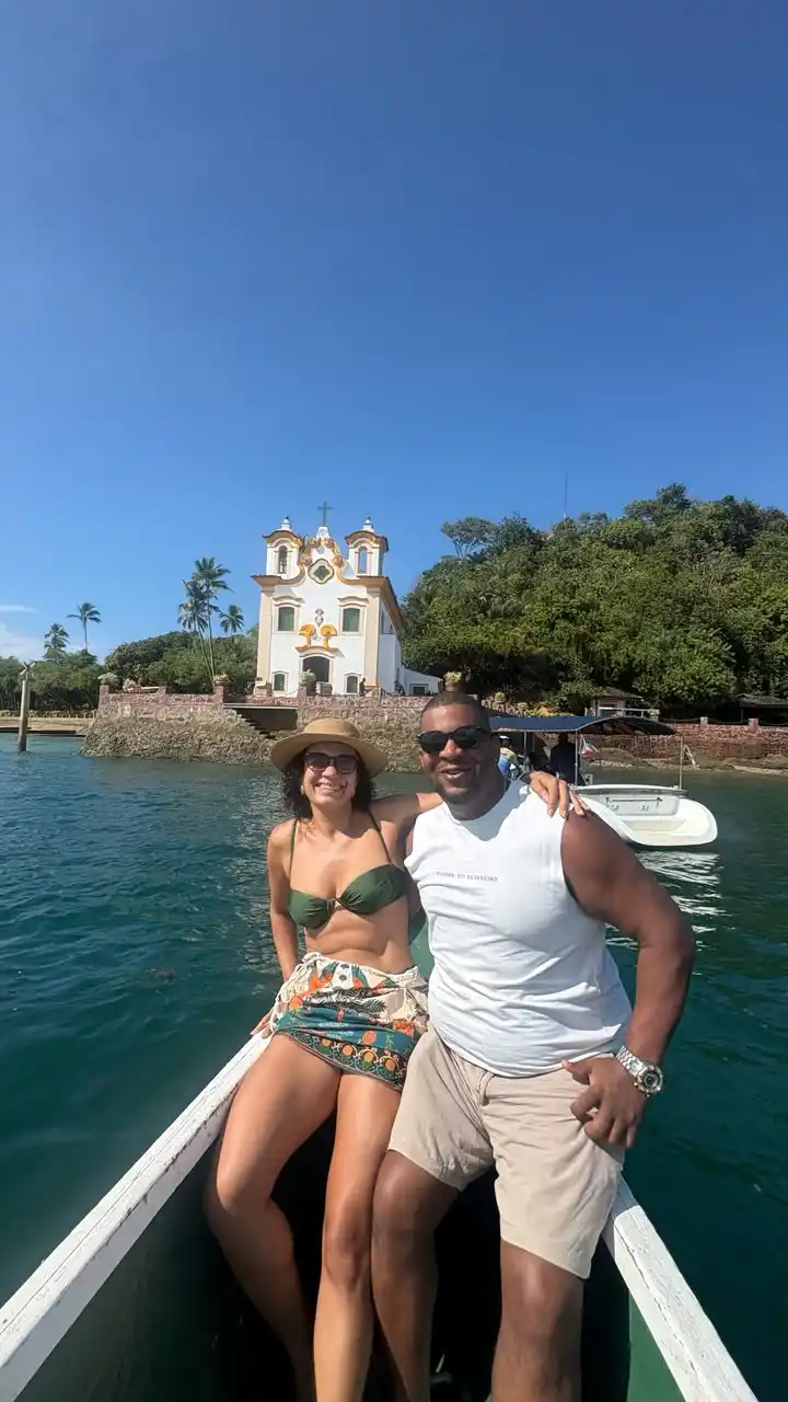Casal aproveitando passeio romântico privativo de barco
