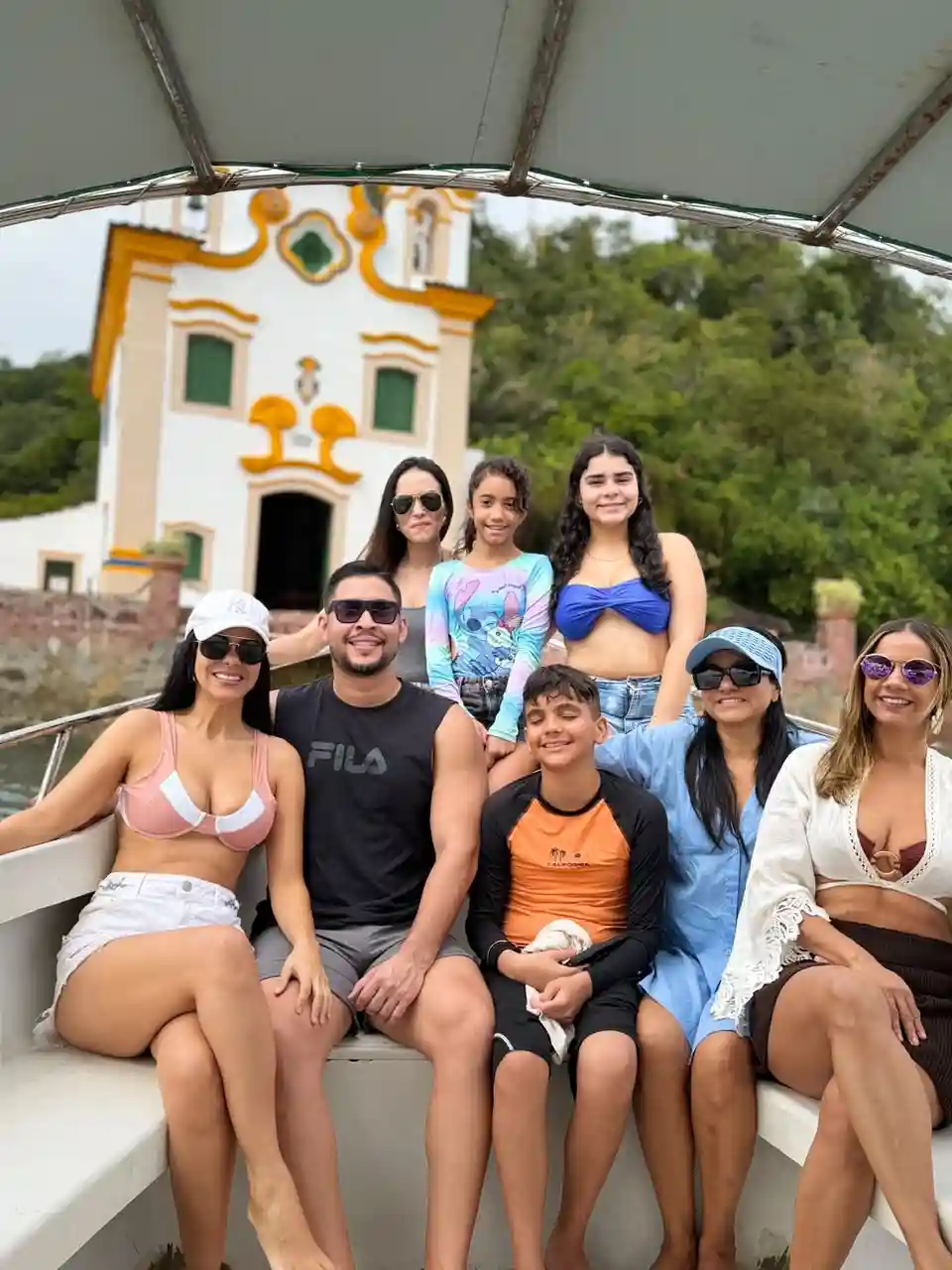 Família com crianças e pais no barco em dia calmo