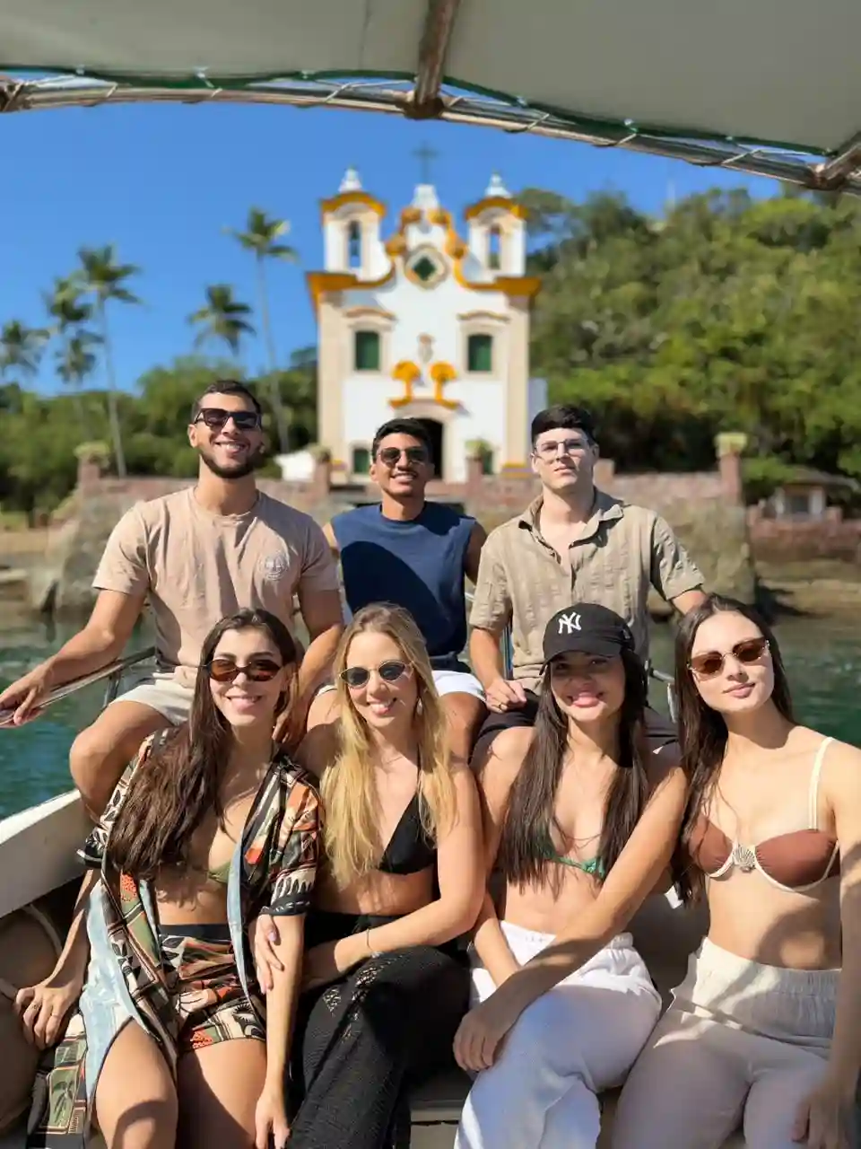 Comemoração de aniversário e grupo reunido no barco privativo