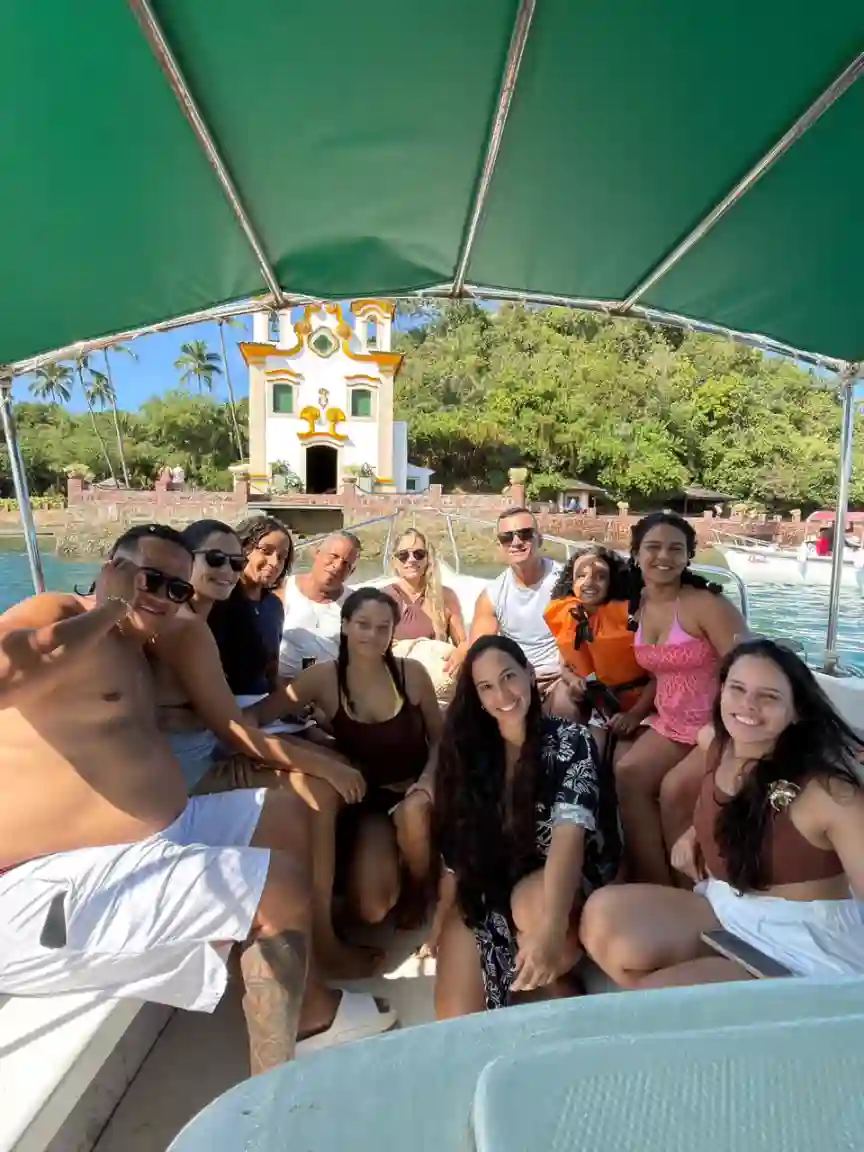 Barco privativo do Marinheiro Carlos em Loreto com toldo e espaço amplo