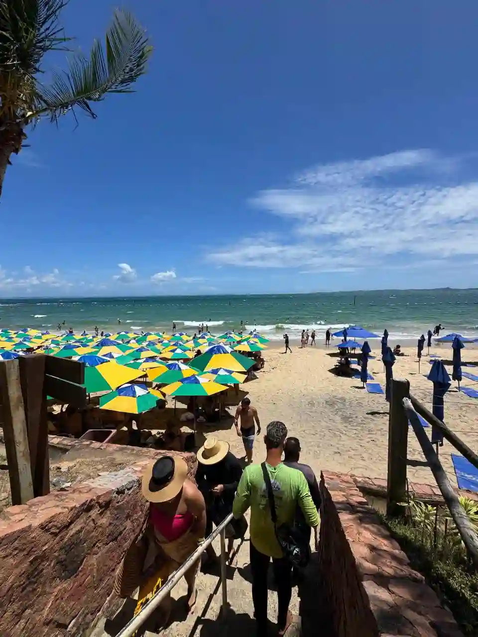 Escadaria e praia de Ponta de Nossa Senhora de Guadalupe na Ilha dos Frades com Marinheiro Carlos